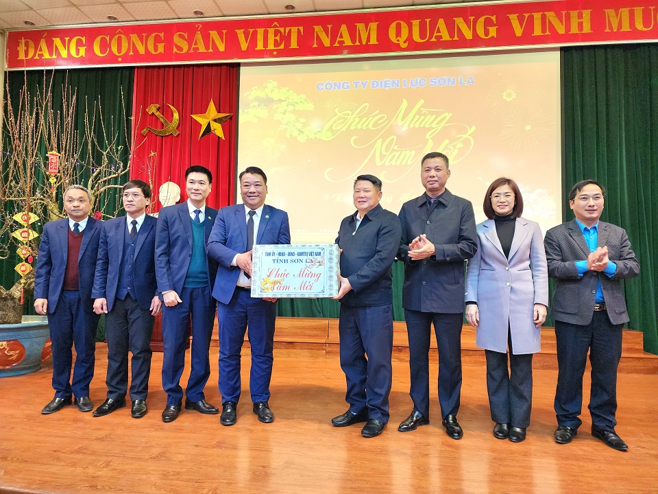 Phó Bí thư Trường trực Tỉnh ủy - Lò Minh Hùng thăm, chúc Tết và kiểm tra công tác đảm bảo cấp điện Tết Nguyên đán Quý Mão 2023 tại PC Sơn La 